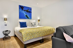Comfort Studio, 1 King Bed, Garden View | Desk, laptop workspace, blackout drapes, soundproofing