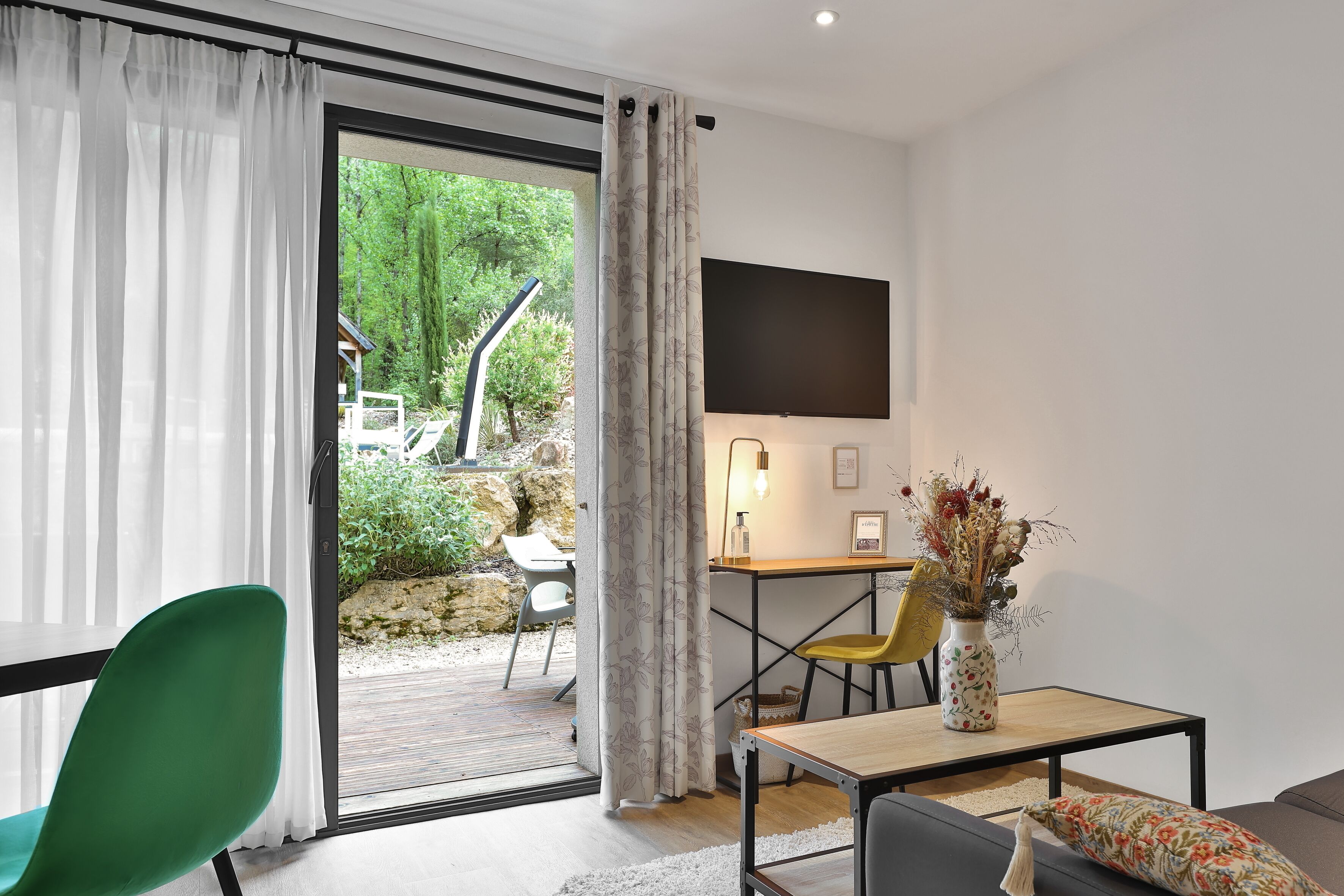 Comfort Studio, 1 King Bed, Pool View | Living room | Flat-screen TV