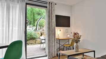 Comfort Studio, 1 King Bed, Pool View | Living room | Flat-screen TV