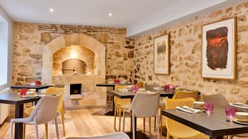 Desayuno buffet diario (EUR 16 por persona)