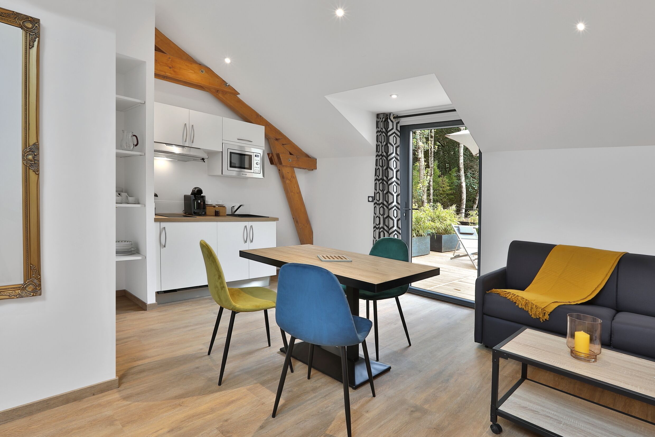 Un interior moderno con comedor, cocina y zona de estar.