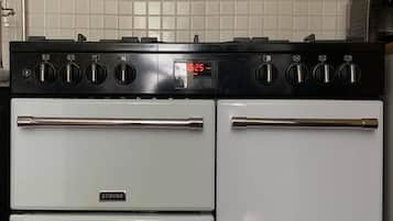 Kjøleskap, ovn, kokeplater og oppvaskmaskin