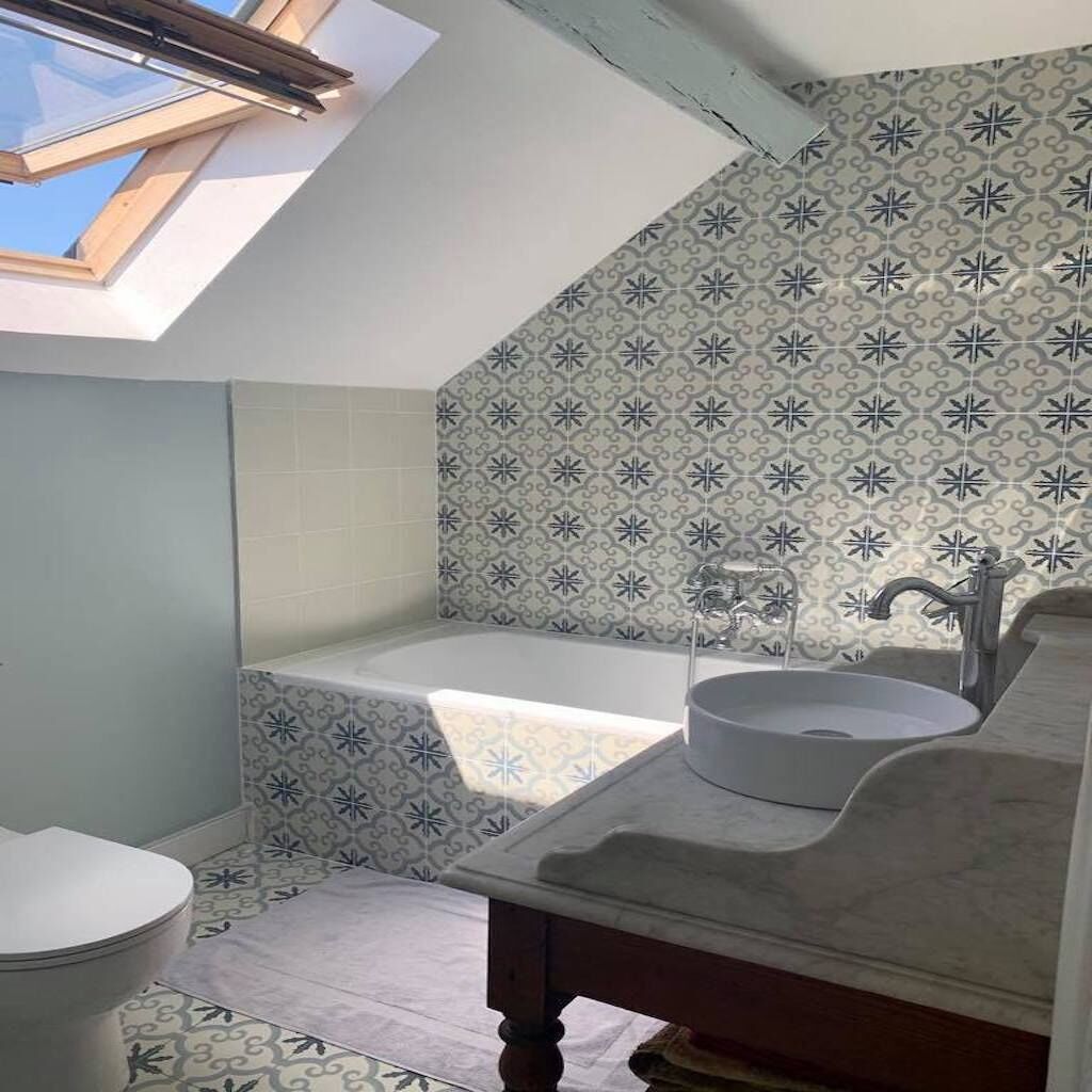 Baignoire, sèche-cheveux, serviettes fournies, papier toilette