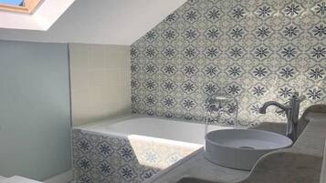 Baignoire, sĂšche-cheveux, serviettes fournies, papier toilette