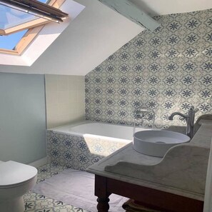 Baignoire, sèche-cheveux, serviettes fournies, papier toilette