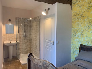 Baignoire, sĂšche-cheveux, serviettes fournies, papier toilette