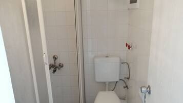 Economy Twin Room | Bathroom | Shower, hair dryer, towels, shampoo