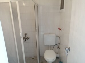 Chambre Économique avec lits jumeaux | Salle de bain