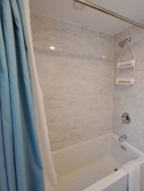 Ensemble douche/baignoire, sèche-cheveux, serviettes fournies, savon