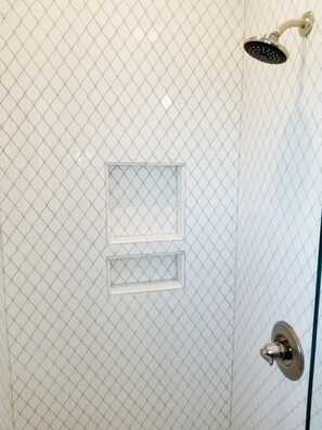 シャワー付き浴槽、ヘアドライヤー、タオル、トイレットペーパー