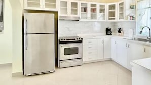 Kaffetrakter/tekoker, kjøleskap, mikrobølgeovn og ovn