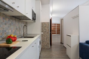 Kühlschrank, Mikrowelle, Ofen, Wasserkocher mit Kaffee-/Teezubehör