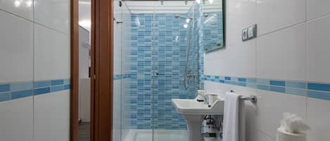 Dusche, Haartrockner, Handtücher