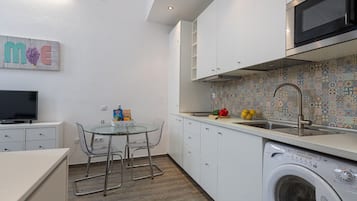 Een koelkast, een microgolfoven, een oven