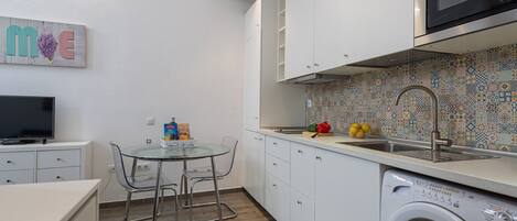 Een koelkast, een microgolfoven, een oven