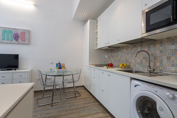 Geladeira, micro-ondas, fogão, cafeteira/chaleira