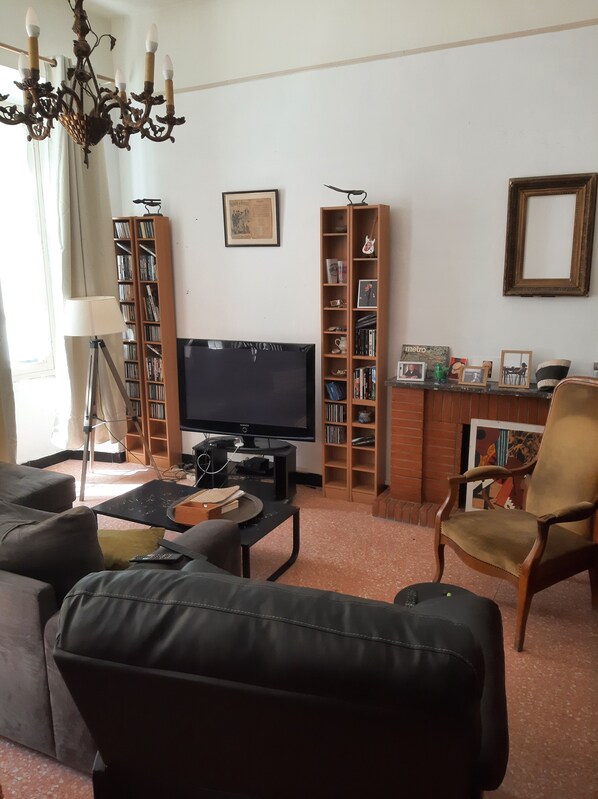 Télévision, lecteur de DVD, livres, chaîne hi-fi