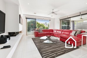 Smart TV, streaming services, stereo, offices - Tyrone Beachside Luxury - Home Theatre & Study (Rye)