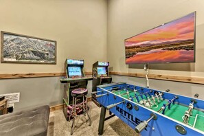 Games room - Gentian Adventure Lodge: Hot Tub, Games, Near Lake (South Lake Tahoe)