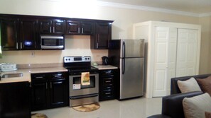 Kühlschrank, Mikrowelle, Ofen, Mixer