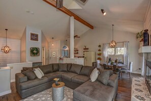 Smart TV, fireplace, DVD player, table tennis - Close to Prescott Square,2 Pools,Playground,Tennis,Pickle Ball,Trails,Wildlife (Prescott)