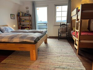 2 chambres, bureau, fer et planche à repasser, accès au Wi-Fi (inclus)