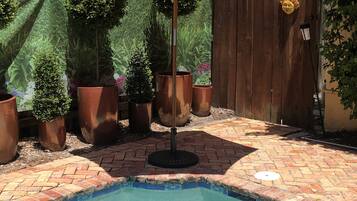 Alberca al aire libre y alberca climatizada