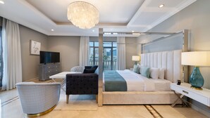 Une chambre d’hôtel moderne dotée d’un grand lit, d’une télévision, d’un coin salon et offrant une vue sur la ville.