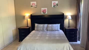 Deluxe Studio, 1 Queen Bed | Desk, iron/ironing board, free WiFi, bed sheets