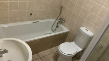 Deluxe Studio, 1 Queen Bed | Bathroom