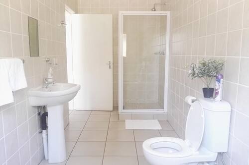 Kostenlose Toilettenartikel, Handtücher, Seife, Shampoo