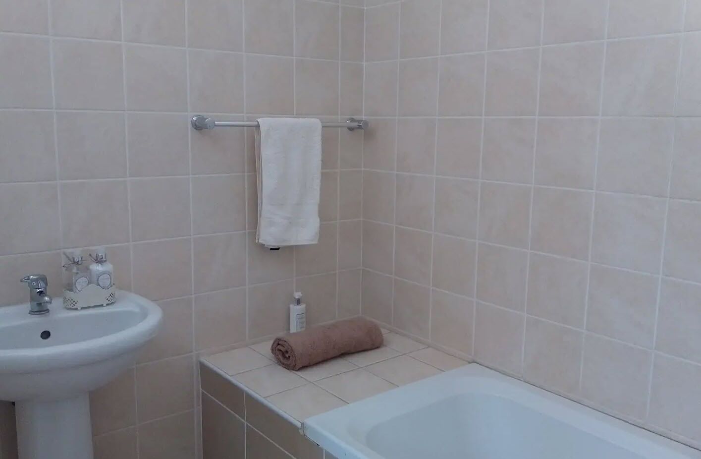 Deluxe Studio, 1 Queen Bed | Bathroom | Free toiletries, towels, soap, shampoo