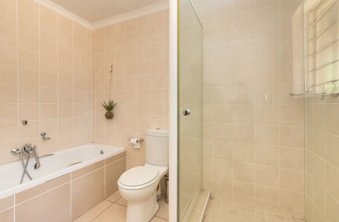 Deluxe-Studio, 1 Queen-Bett | Badezimmer | Kostenlose Toilettenartikel, Handtücher, Seife, Shampoo