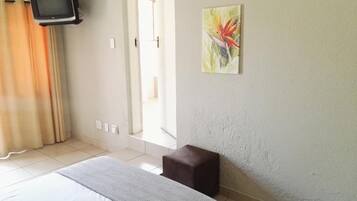 Escritorio, tabla de planchar con plancha, wifi gratis y ropa de cama
