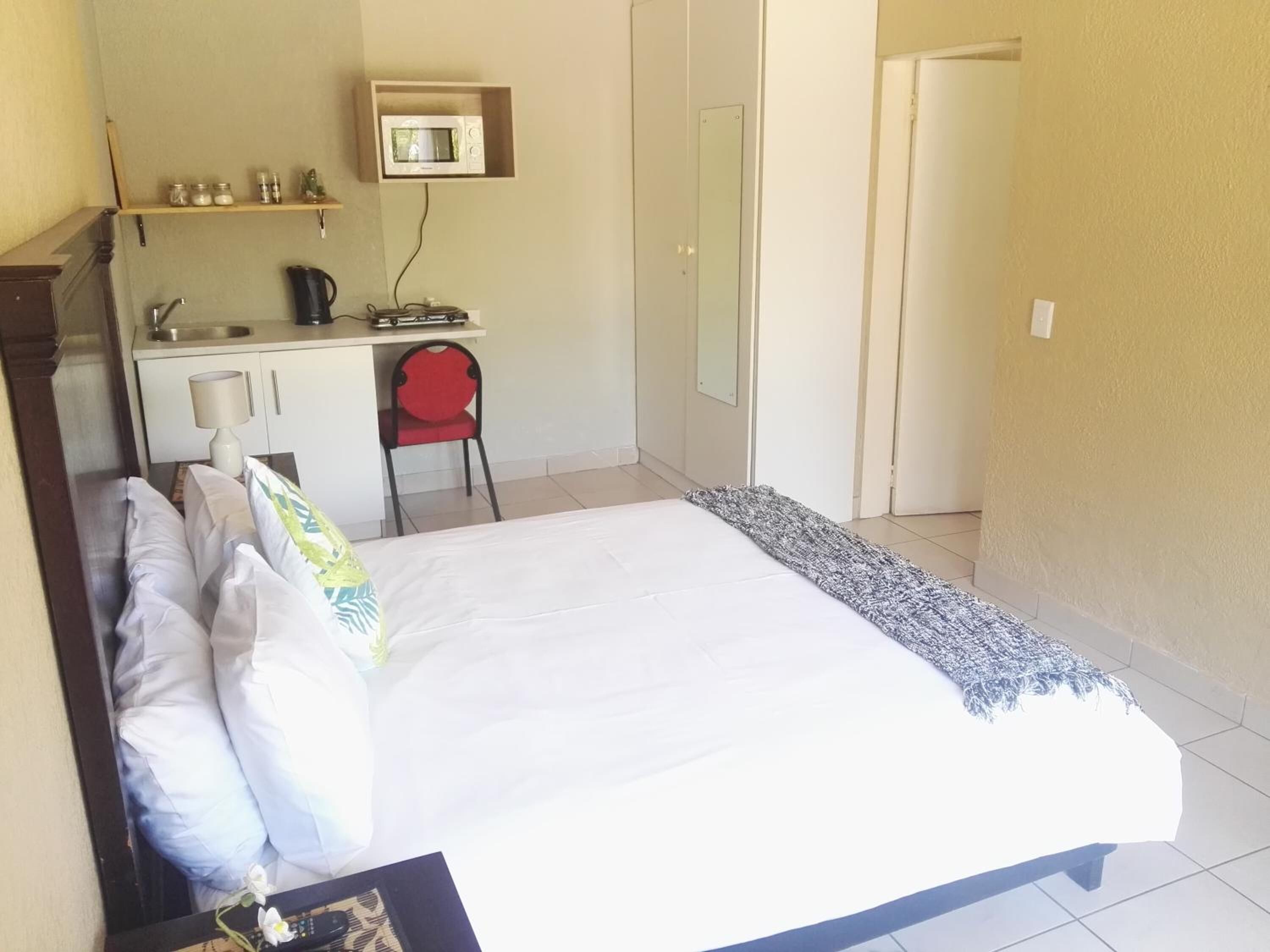 Escritorio, tabla de planchar con plancha, wifi gratis y ropa de cama