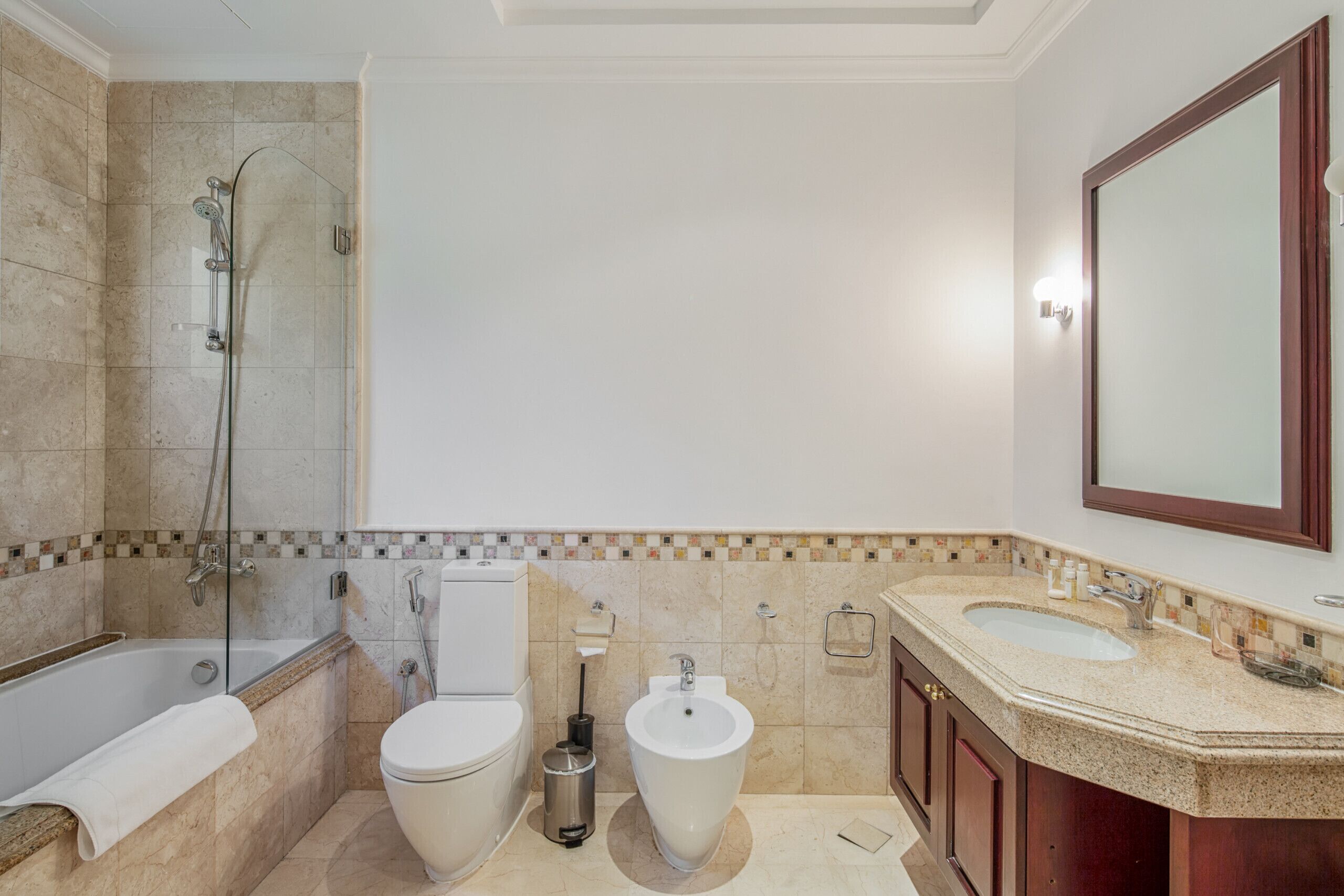 Een bad, gratis toiletartikelen, een haardroger, een bidet