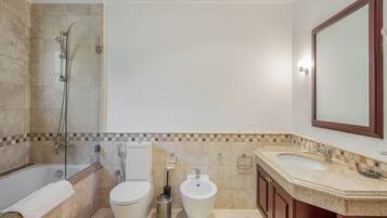 Een bad, gratis toiletartikelen, een haardroger, een bidet