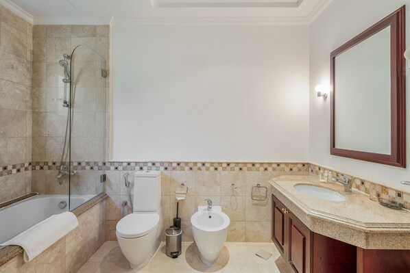 Baignoire, articles de toilette (gratuits), séchoir à cheveux, bidet