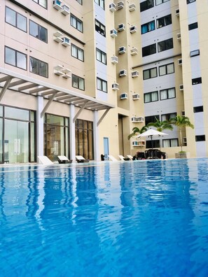 Piscine intérieure, piscine extérieure