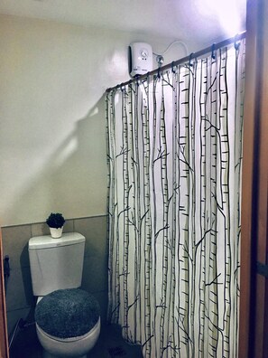 Haartrockner, Handtücher, Toilettenpapier