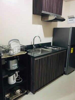 Kühlschrank, Herdplatte, Kochgeschirr/Geschirr/Besteck