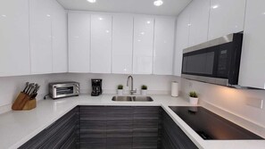 Fridge, microwave, coffee/tea maker, toaster - 3-bedroom apartment right on Ashford Avenue (San Juan)