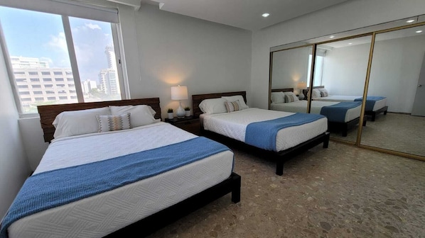 3 bedrooms, iron/ironing board, free WiFi, bed sheets - Da Vinci Suites 501 (San Juan)