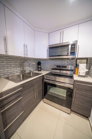 Kühlschrank, Mikrowelle, Wasserkocher mit Kaffee-/Teezubehör, Toaster