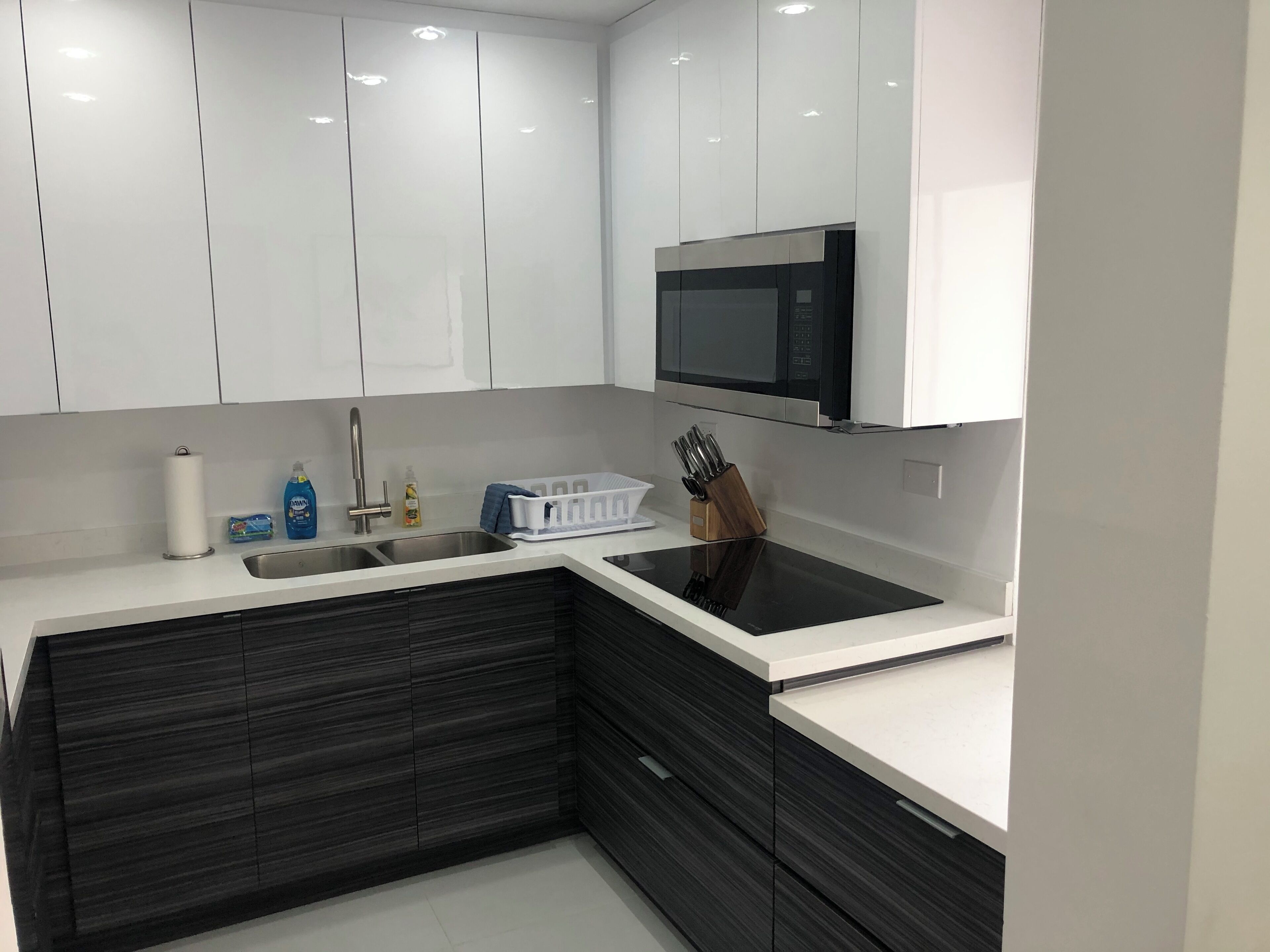Refrigerador, microondas, cafetera y tetera y tostadora 