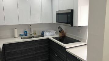 Refrigerador, microondas, cafetera y tetera y tostadora