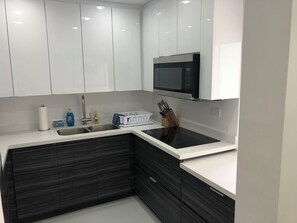 Fridge, microwave, coffee/tea maker, toaster - 3-bedroom apartment right on Ashford Avenue (San Juan)