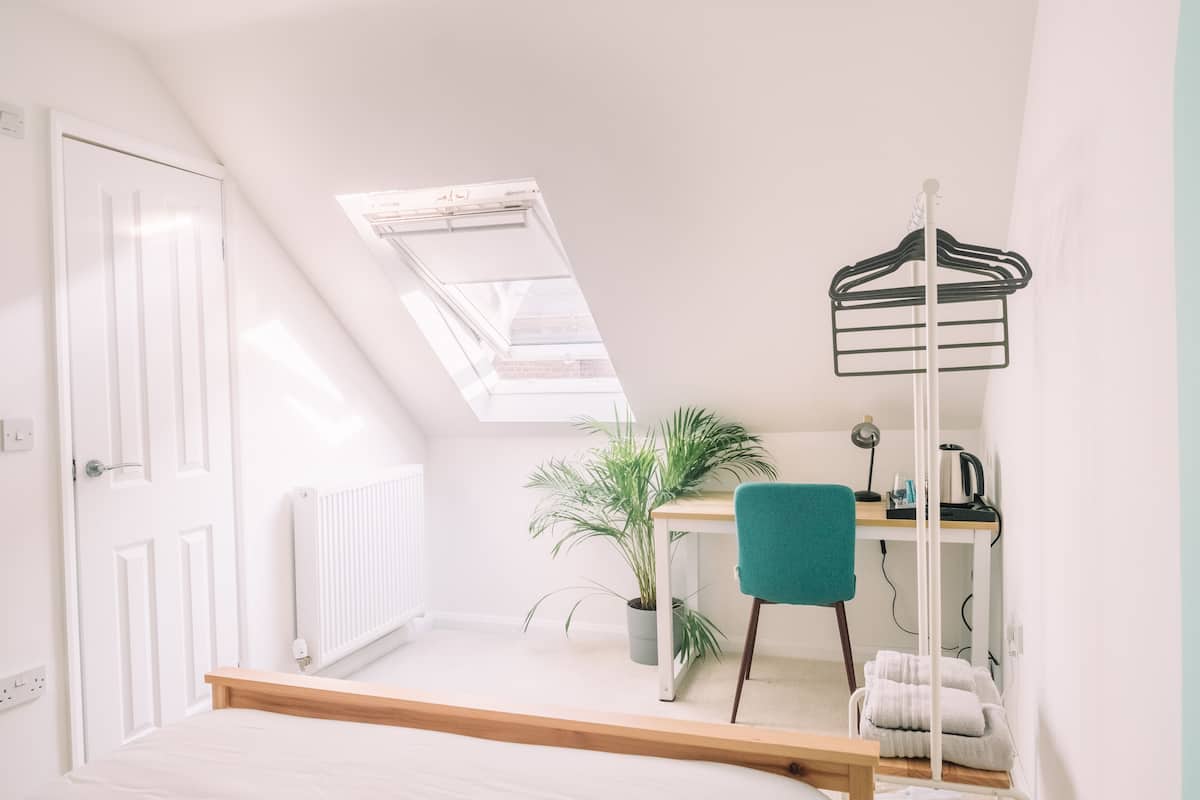 Quarto, 1 cama de casal | Escrivaninha, espaço de trabalho para notebook, cortinas blackout