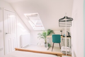 Escritorio, espacio para trabajar con laptop y cortinas blackout 