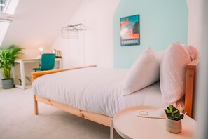 Escritorio, espacio para trabajar con laptop y cortinas blackout 